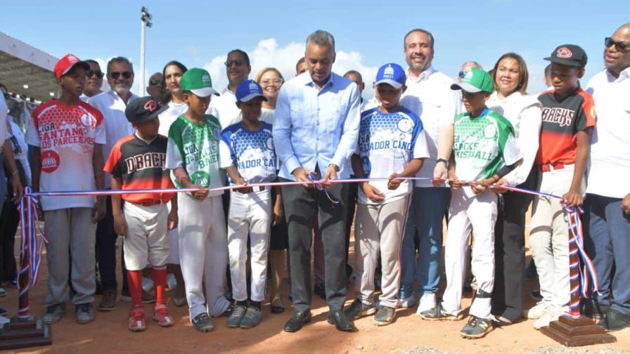 INEFI inaugura estadio de sóftbol Augusto Daneri García en Azua