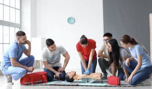 Esto es lo que no debes hacer cuando asistes a alguien con primeros auxilios