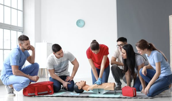 Esto es lo que no debes hacer cuando asistes a alguien con primeros auxilios