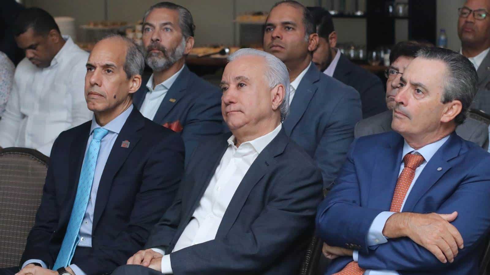 Al centro, Antonio Taveras, senador de la provincia de Santo Domingo, acompañado de los ejecutivos de Amchamdr.