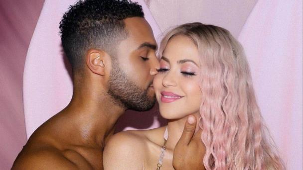 ¿Así o más sensuales?, las fotos de Shakira junto al actor de Emily en París