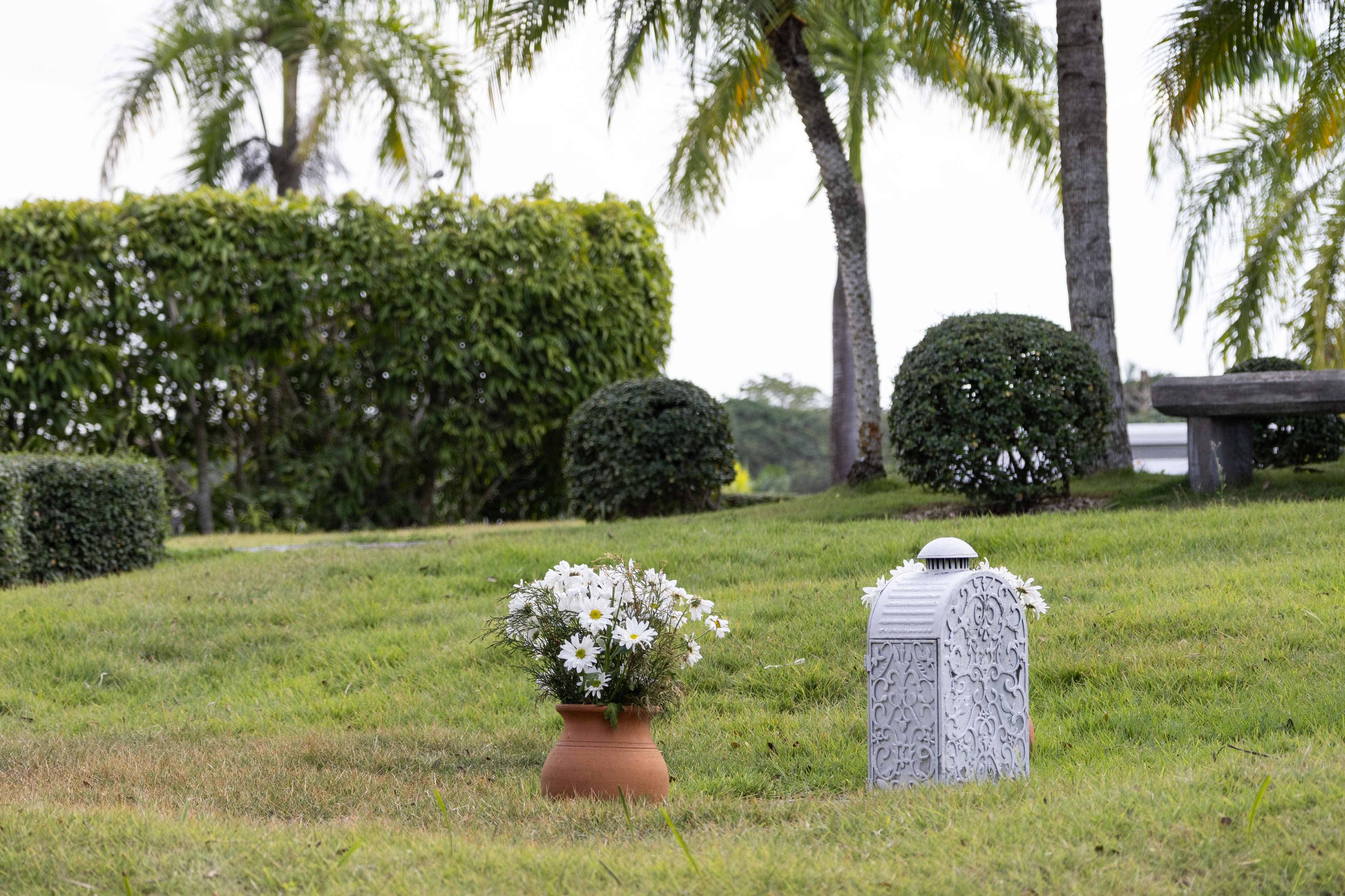 Uno de los jardines de enterramiento en el cementerio Memorial. 