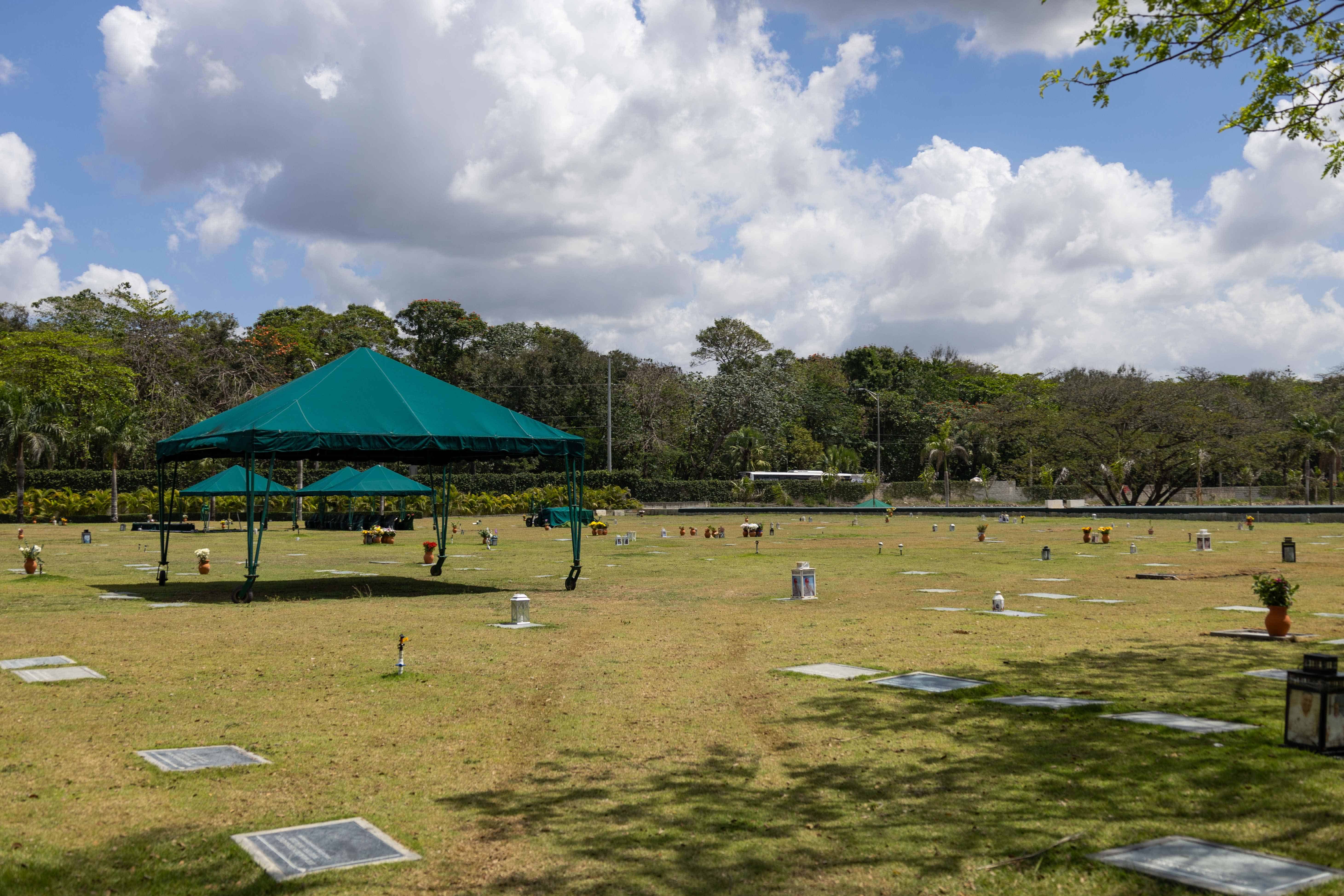Vista de uno de los campos de enterramiento en el cementerio Memorial.