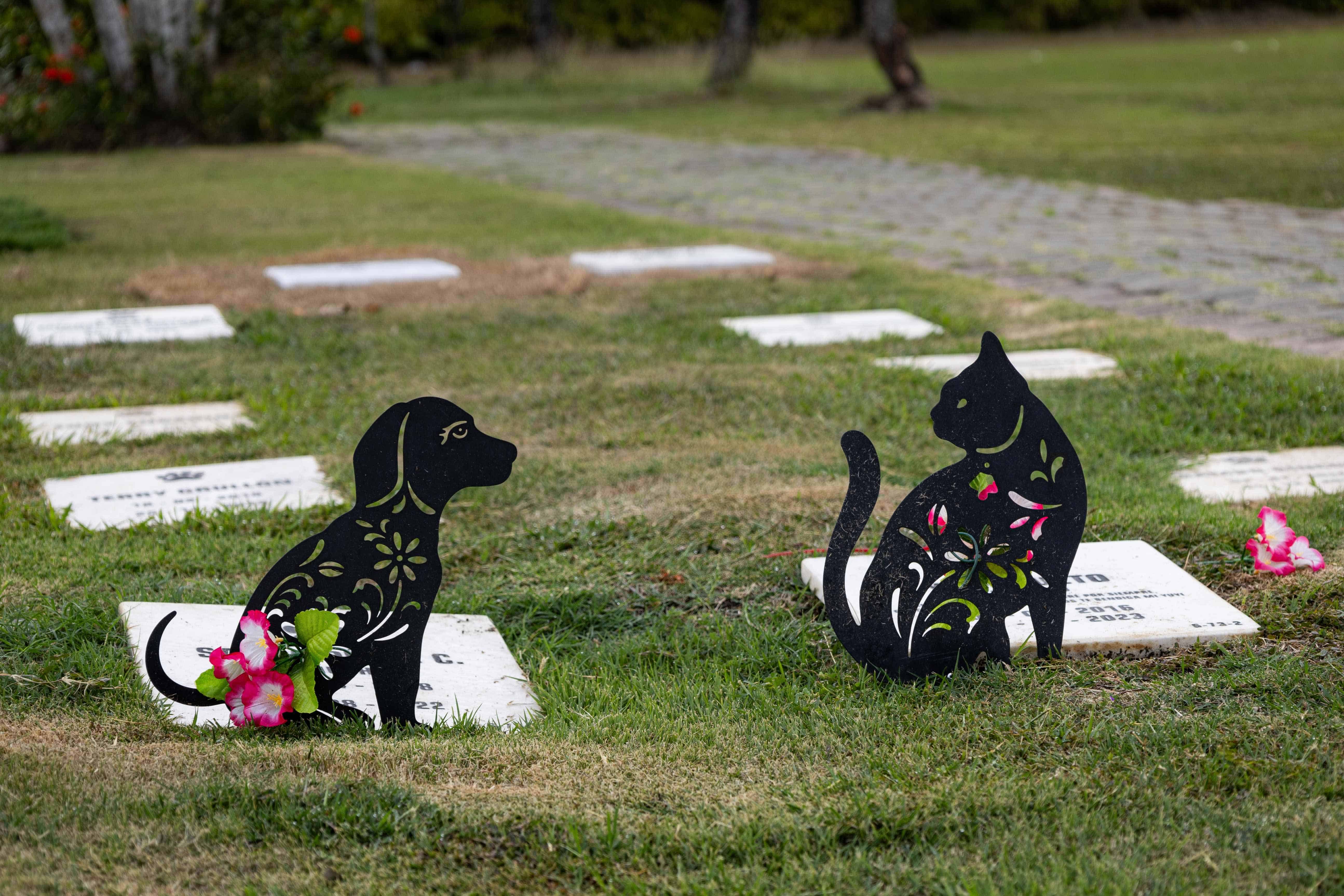 Objetos diversos adornan las tumbas de mascotas.