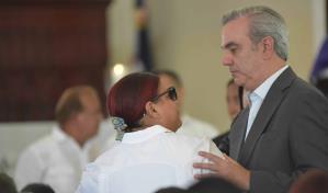 Presidente Abinader asiste a misa en honor a víctimas por incendio en carnaval de Salcedo 