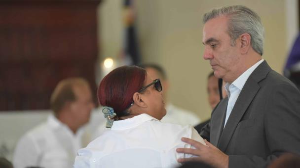 Presidente Abinader asiste a misa en honor a víctimas por incendio en carnaval de Salcedo