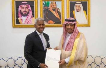 El embajador Andy Rodríguez Durán entregó las Copias de Estilo a Cancillería saudí