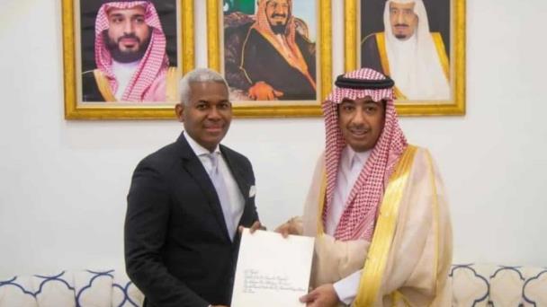 El embajador Andy Rodríguez Durán entregó las Copias de Estilo a Cancillería saudí