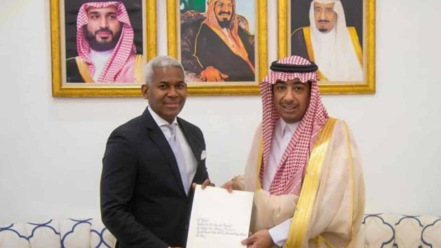El embajador Andy Rodríguez Durán entregó las Copias de Estilo a Cancillería saudí