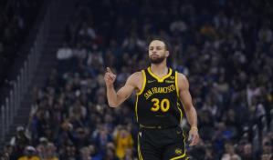 Curry llega a 300 triples en victoria de los Warriors 137-116 ante Grizzlies