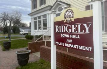 Pueblo en Maryland suspende a toda su fuerza policial