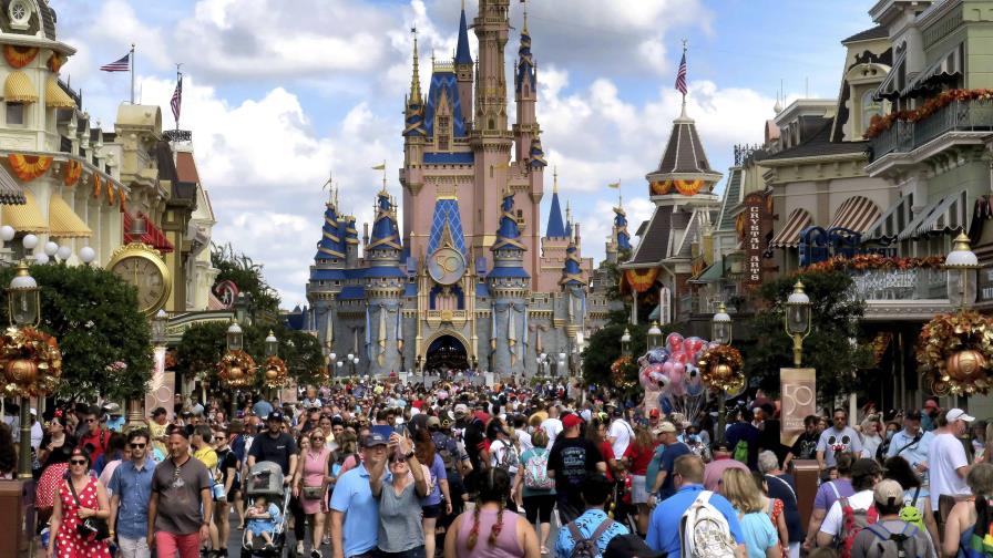 Abogados tratan de impedir que funcionarios nombrados por DeSantis declaren en demanda contra Disney