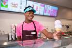 Multan a tienda de helados de Baskin Robbins por violación laboral a 64 menores de edad