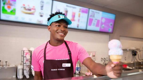 Multan a tienda de helados de Baskin Robbins por violación laboral a 64 menores de edad
