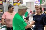 Candidata vicepresidencial de la FP conversa con comerciantes de Cristo Rey