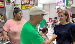 Candidata vicepresidencial de la FP conversa con comerciantes de Cristo Rey