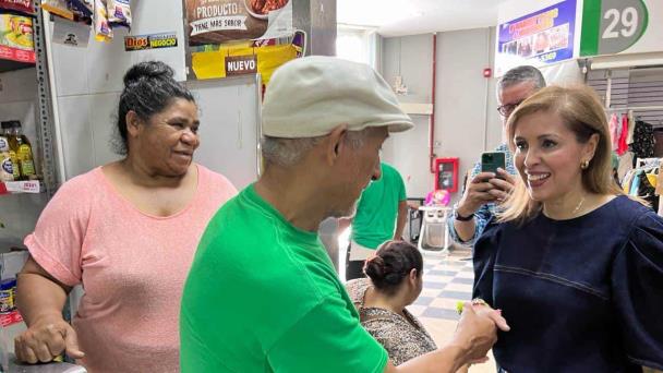 Candidata vicepresidencial de la FP conversa con comerciantes de Cristo Rey