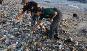 Una marea de basura cubre una turística playa de Bali