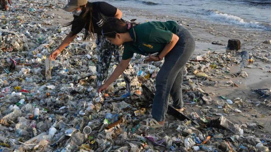Una marea de basura cubre una turística playa de Bali