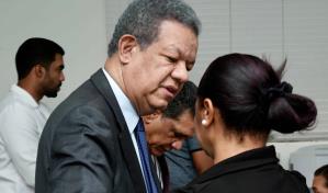 Leonel se solidariza con familiares de afectados por incendio en carnaval de Salcedo