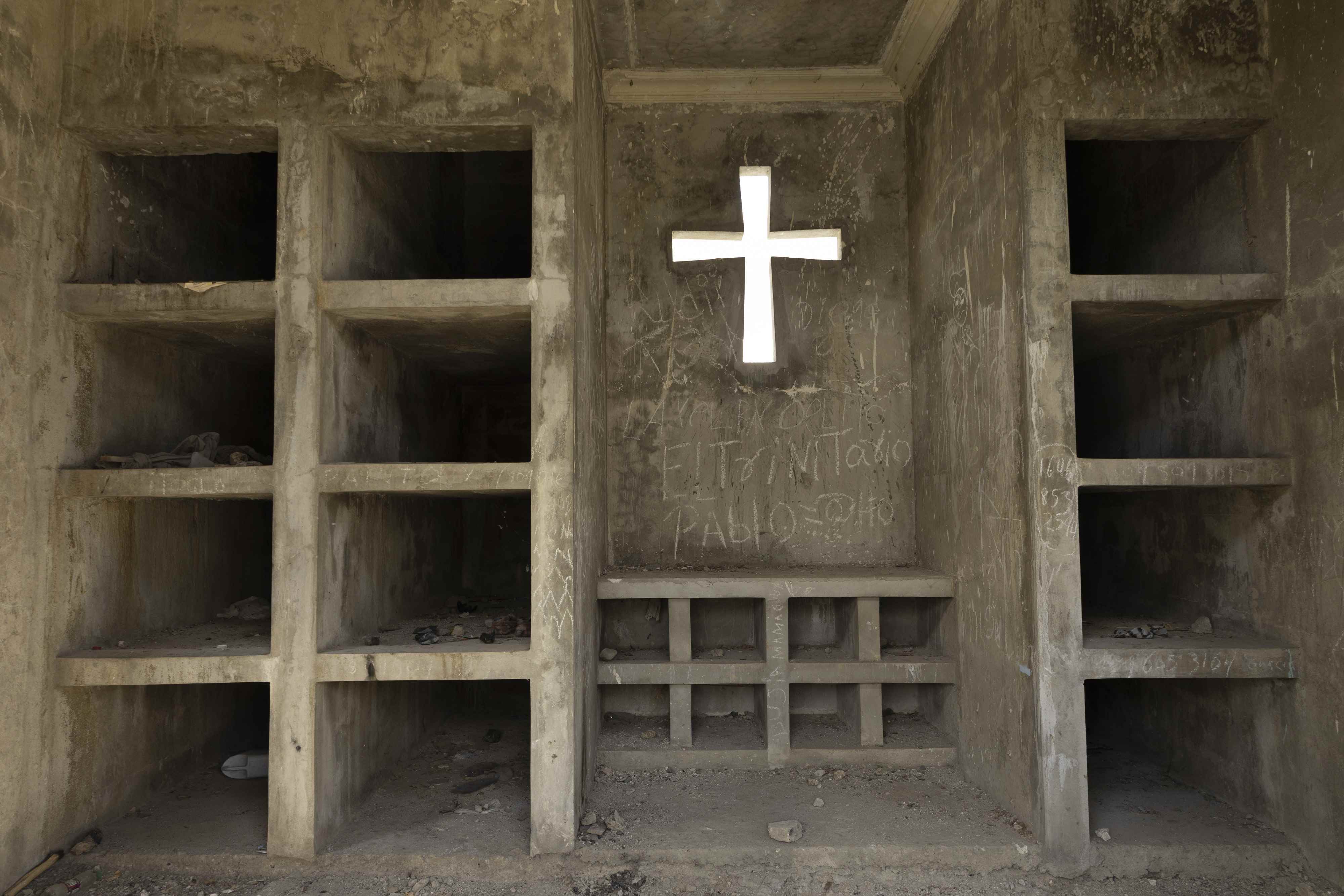 Nichos vacíos en uno de los panteones del Cristo Redentor.