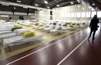 Senado de Massachusetts aprueba límite a la estancia de familias sin hogar en albergues
