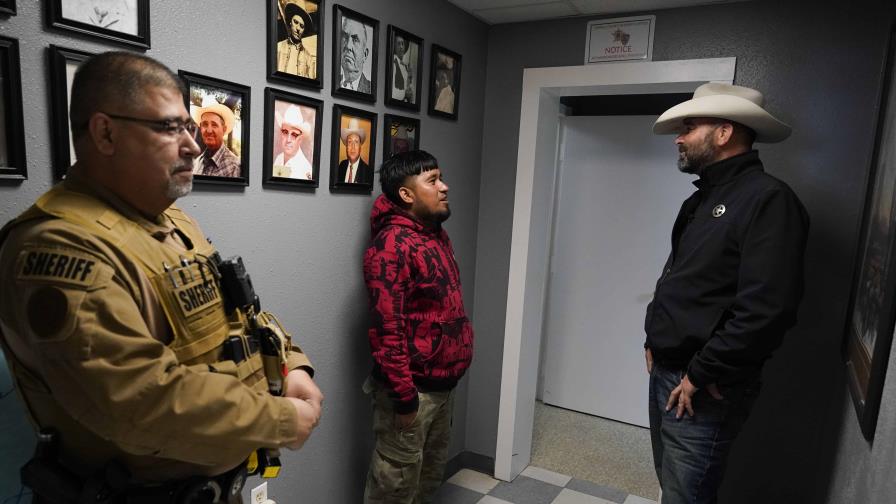 Agentes policiales de Texas se preguntan cómo implementarán ley de detención de migrantes