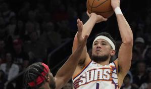 Devin Booker anota 30, Suns brillan en la línea de triples y vencen a Hawks