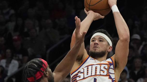 Devin Booker anota 30, Suns brillan en la línea de triples y vencen a Hawks