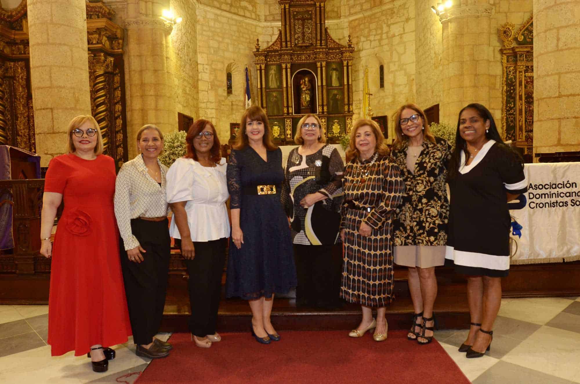 Mirna Pimentel con representantes de la Fundación Vida Sin Violencia.