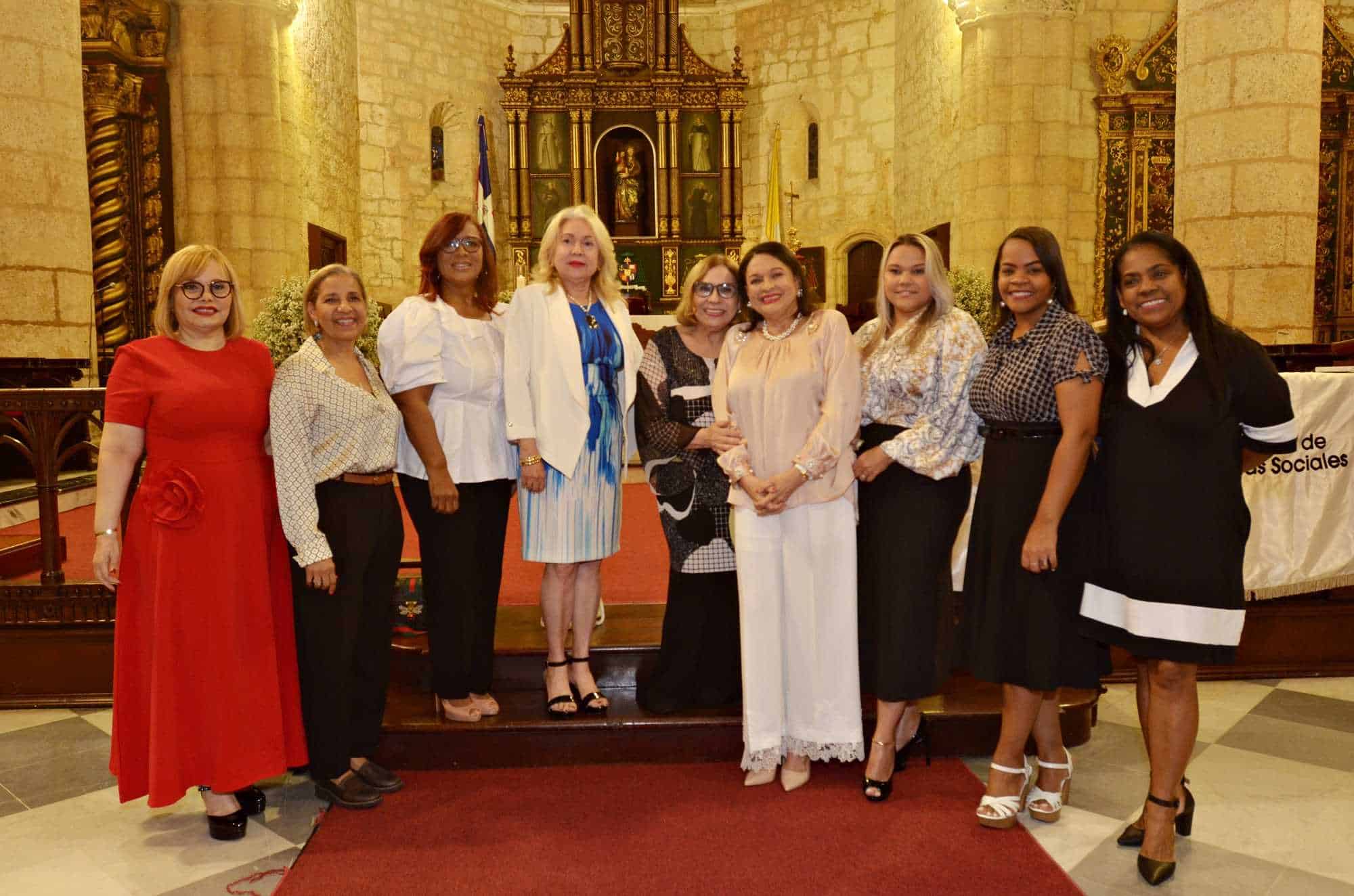 Mirna Pimentel con representantes de la Federación de Mujeres Empresarias FEM.