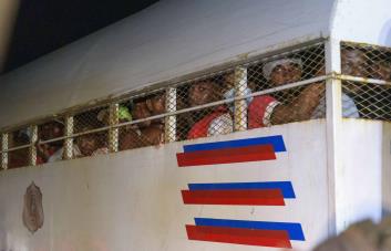 Continúa el traslado de presos del penal La Victoria a otros centros carcelarios tras incendio