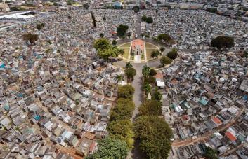 Negocio en torno a la muerte: cementerios públicos acaparados por vivos y sin espacio para muertos Negocio en torno a la muerte: cementerios públicos acaparados por vivos y sin espacio para muertos