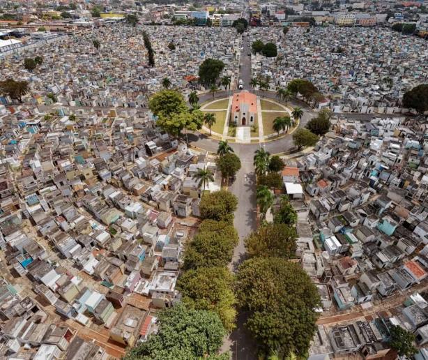 Negocio en torno a la muerte: cementerios públicos acaparados por vivos y sin espacio para  muertos