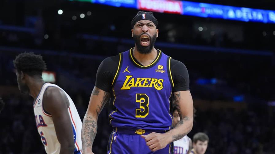 Davis y James comandan carga en el cuarto periodo y ayudan a Lakers a vencer a 76ers