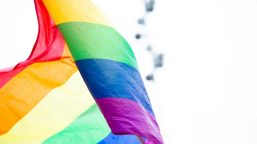 Casa Blanca busca derogar veto a bandera del orgullo LGBT en oficinas estatales
