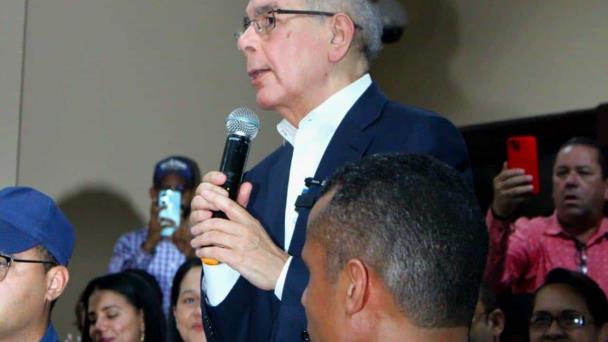 Danilo Medina llama a peledeístas a no dejar que le compren cédulas