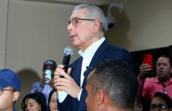 Danilo Medina llama a peledeístas a “no permitir que le compren cédulas”