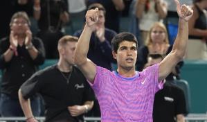 Alcaraz inicia su camino en Miami con una contundente victoria ante Carballés; Sinner avanza