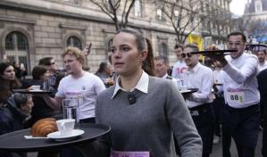 Ensayo olímpico con carrera de meseras y meseros que nutren la vida y el alma de París