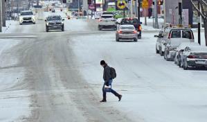 Habitantes de Nueva Inglaterra pasan el d&iacute;a paleando nieve despu&eacute;s de gran tormenta