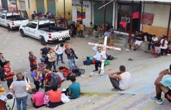 Con un viacrucis representan el sufrimiento de la travesía migratoria en sur de México