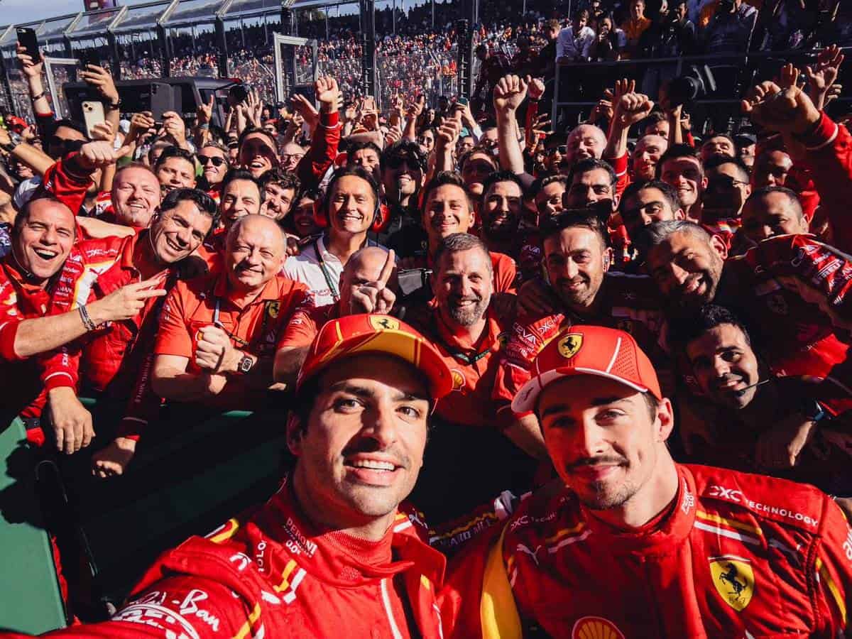 Carlos Sainz (1º) y Charles Leclerc (2º) celebran junto con los mecánicos la gran carrera que han hecho