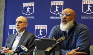 Tony Clark, director de la MLBPA, responde a quienes buscan deshacerse del jefe de negociaciones