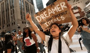 Jóvenes migrantes amparados por DACA aportan más que nunca a economía de EE.UU.