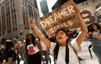 Jóvenes migrantes amparados por DACA aportan más que nunca a economía de EE.UU.