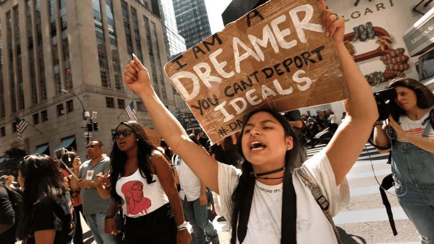 Jóvenes migrantes amparados por DACA aportan más que nunca a economía de EE.UU.