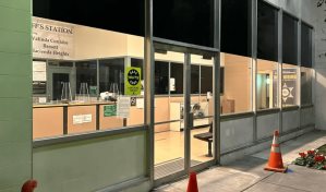 Una joven se mata con un arma que le quita a un policía en estación de Los Ángeles