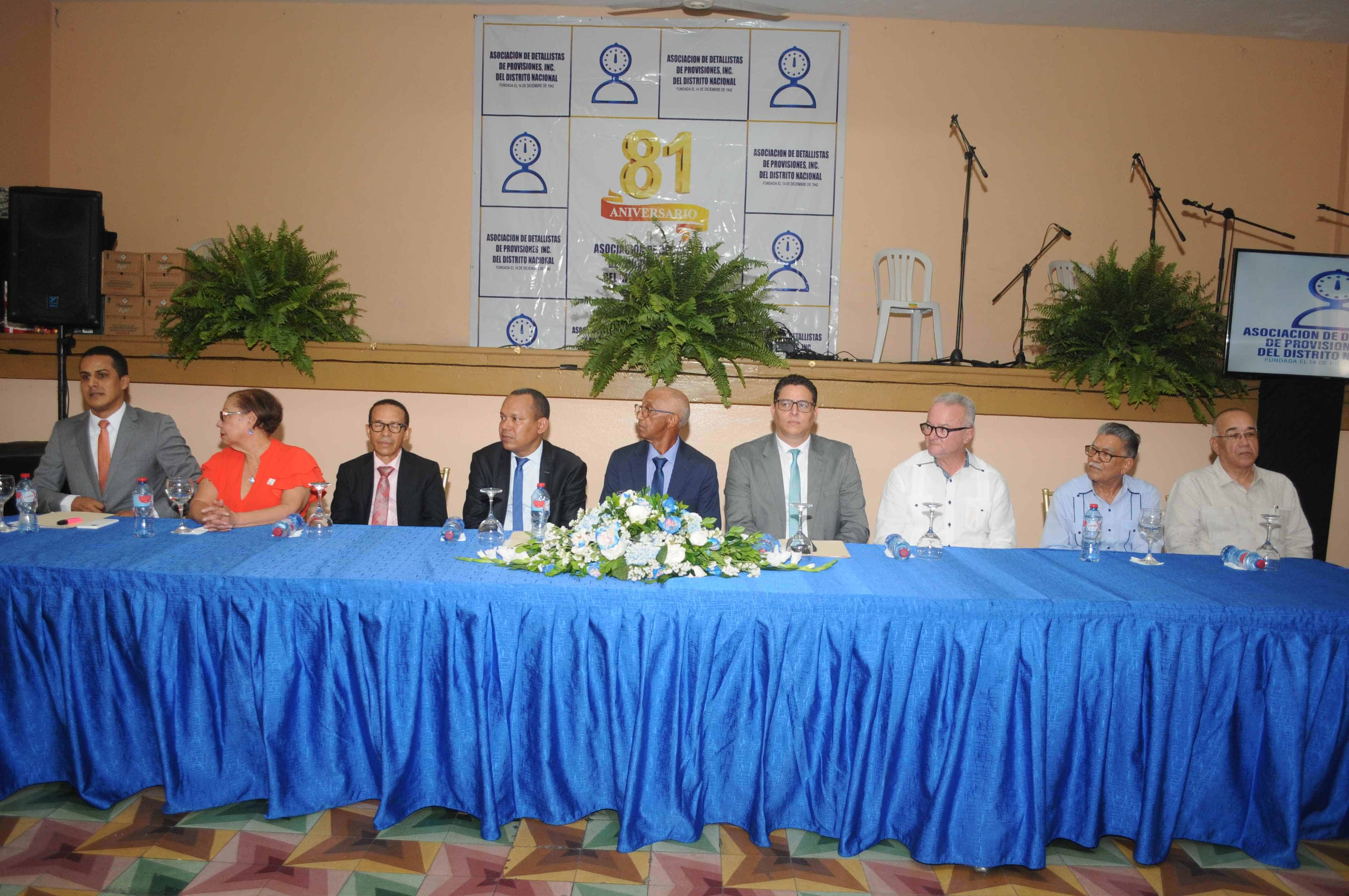 La mesa principal estuvo integrada por Cristiano Antonio Tejeda, presidente saliente, Félix Peña, presidente entrante, Ariel Troncoso, Héctor Pimentel, Domingo Colón, presidente Fenacodep, Eduviges Castillo, Héctor González Villalona y Rafael Lugo, representante director de Promipyme.