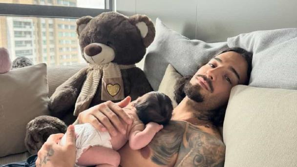 Las tiernas fotos con las que Maluma celebra sus primeros 15 días como papá